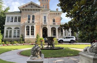 Memphis Fling gardens with a side of architecture