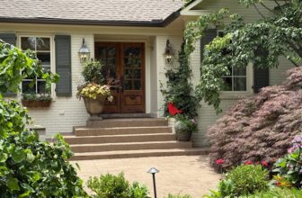 Hospitable garden of Bonnie and David Thornton at Memphis Fling