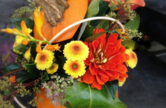 DIY Pumpkin Flower Arrangements for a Chic Fall Table Setting